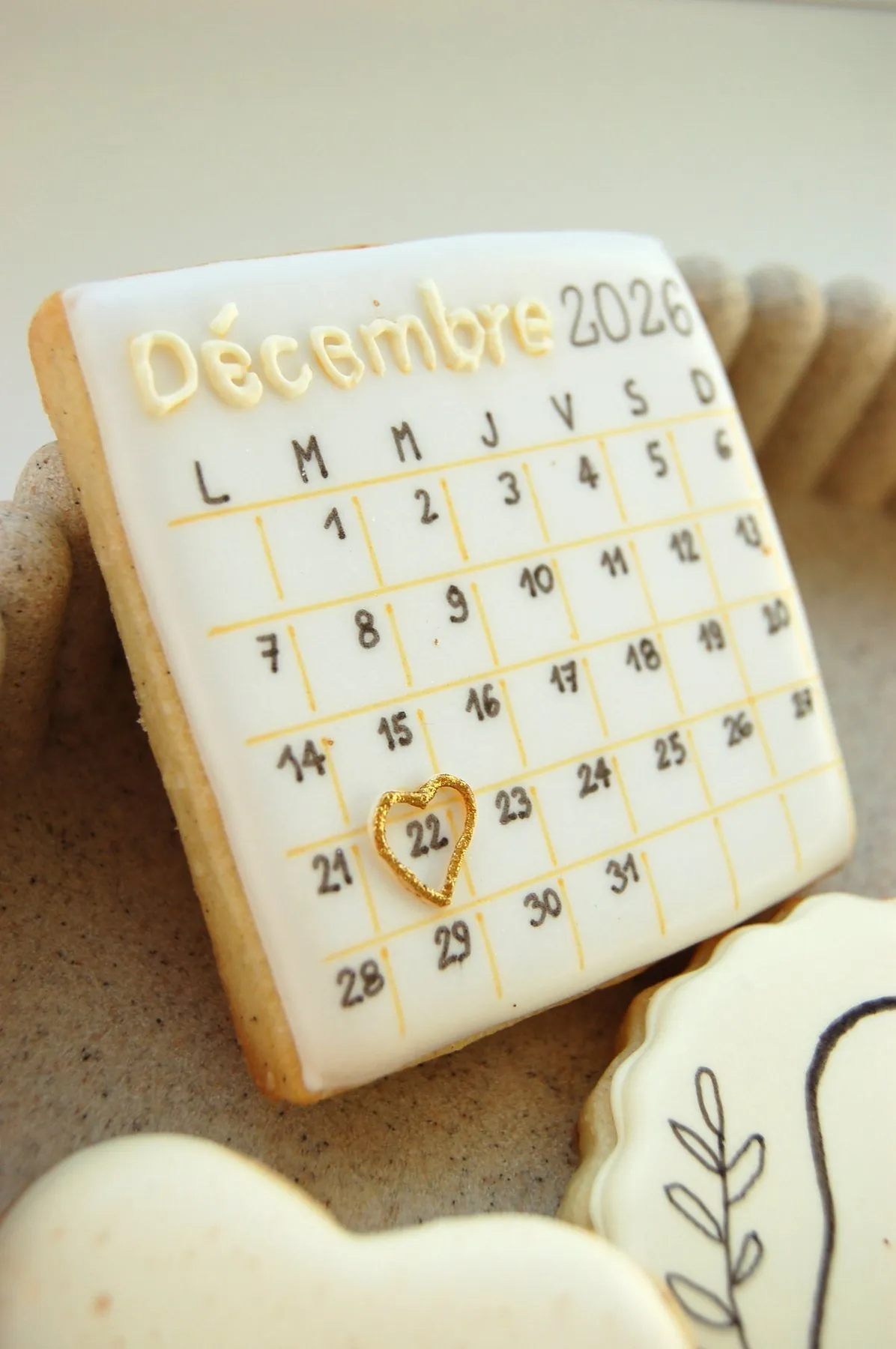 Biscuit en forme de calendrier doré pour une annonce de naissance