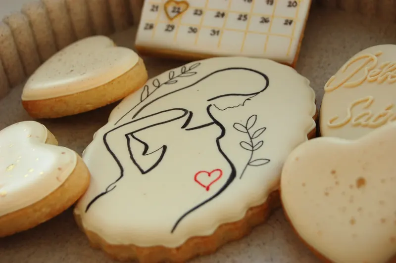 Biscuits d’annonce de grossesse personnalisés dans des tons ivoire et doré