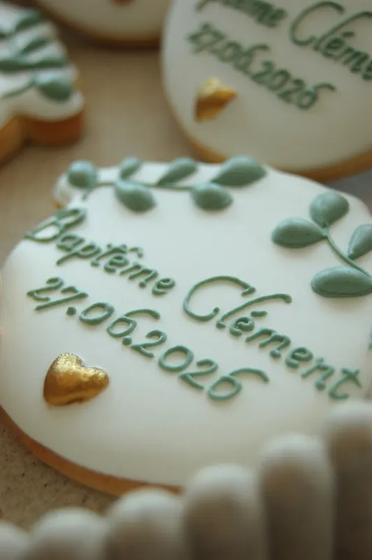 Biscuits de baptême personnalisés au prénom, feuillages en relief et cœur doré
