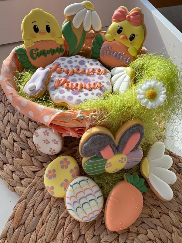 Biscuits de Pâques décorés à la main : lapin, œufs fleuris et marguerites pastel
