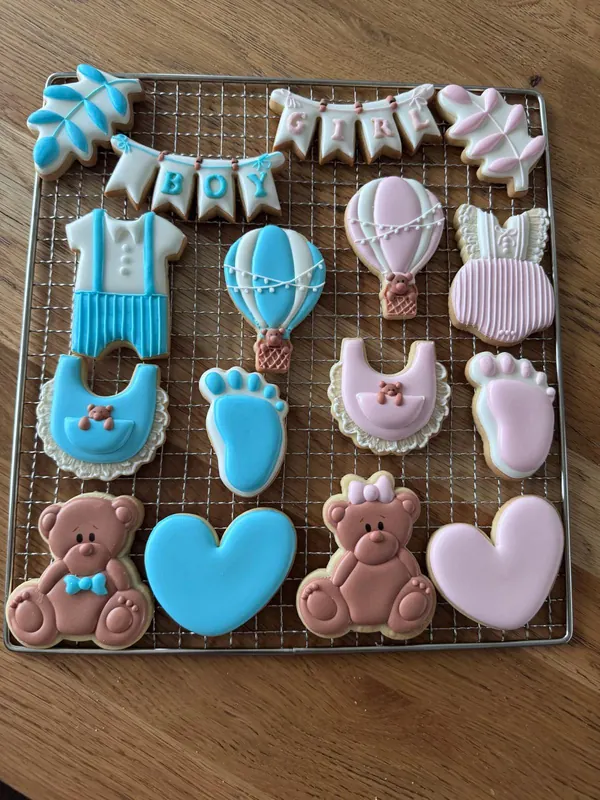 Biscuits personnalisés pour une gender reveal, tons rose poudré et bleu ciel