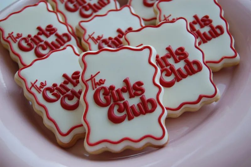 Biscuits personnalisés pour un EVJF, inscription en relief et contour travaillé