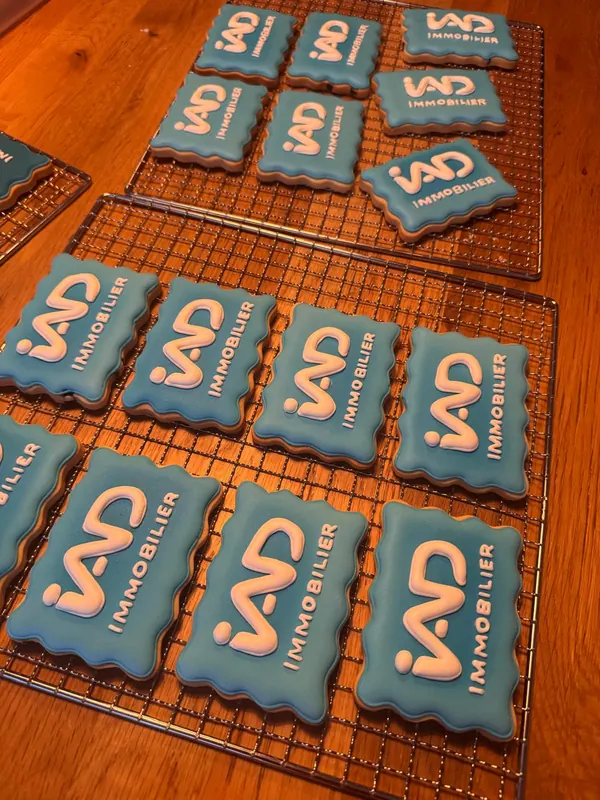 Biscuits personnalisés au logo d’entreprise, reproduits à la main au glaçage royal