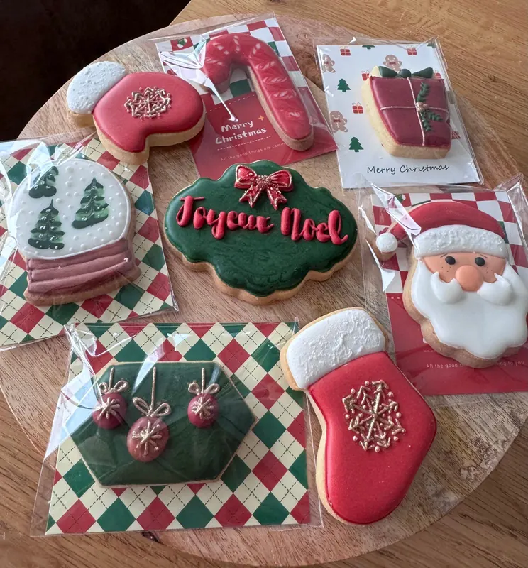 Biscuits de Noël personnalisés décorés à la main : sapins, flocons et boules dorées