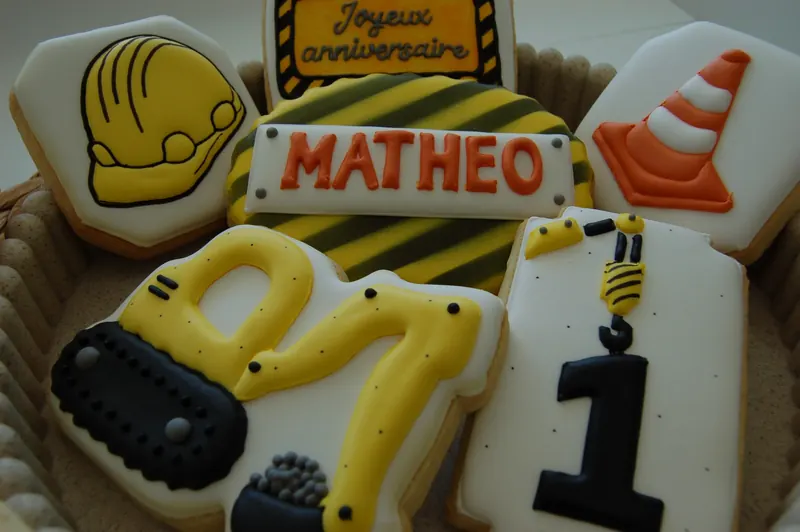 Biscuits d’anniversaire sur le thème du chantier : pelleteuse, grue et casque