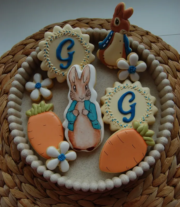 Biscuits personnalisés thème petit lapin au jardin, tons bleu et vert tendre