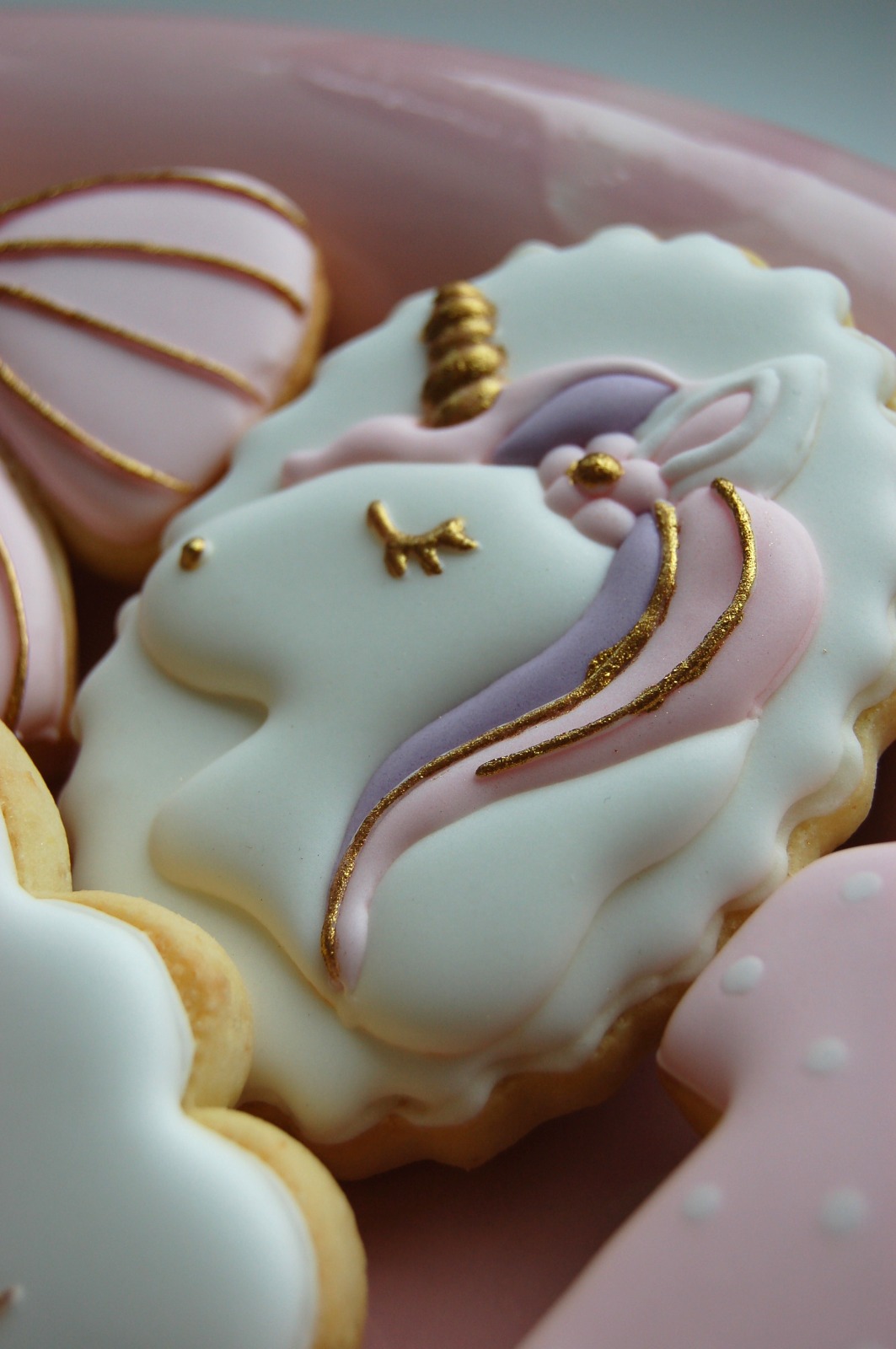 Licorne avec crinière rose, violette et dorée