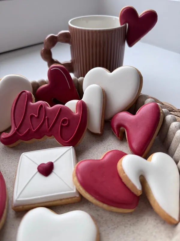 Biscuits de Saint-Valentin décorés à la main : cœurs, enveloppe et « Love »