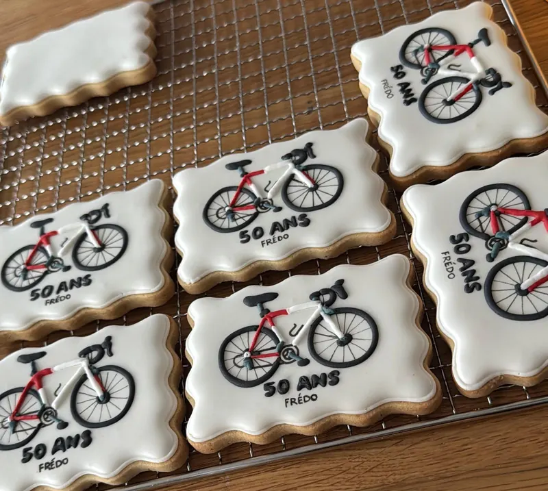 Biscuits d’anniversaire thème vélo de route : vélo dessiné à la main, âge et prénom