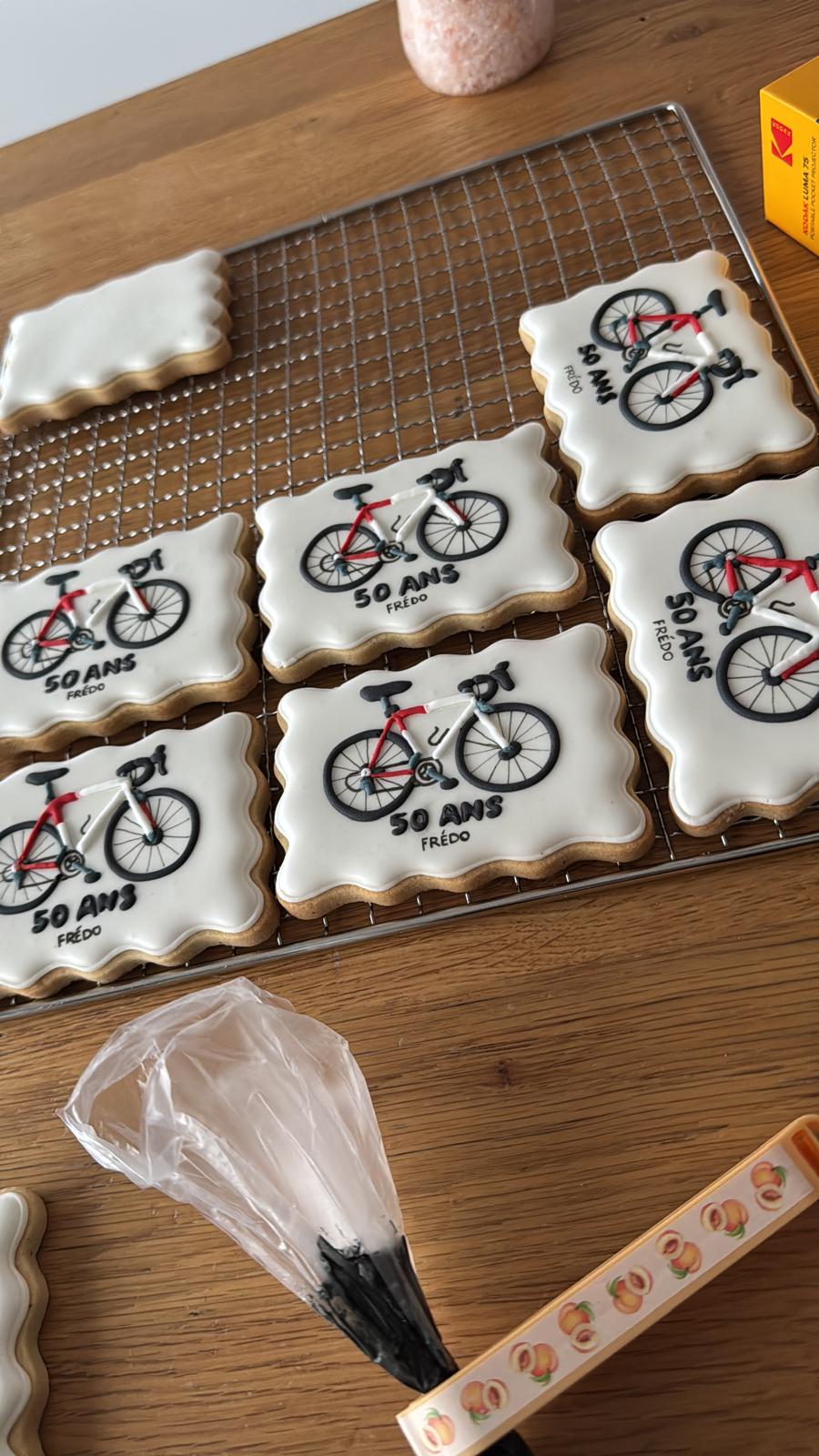 Série de biscuits vélo de route préparés à la main pour un anniversaire de 50 ans