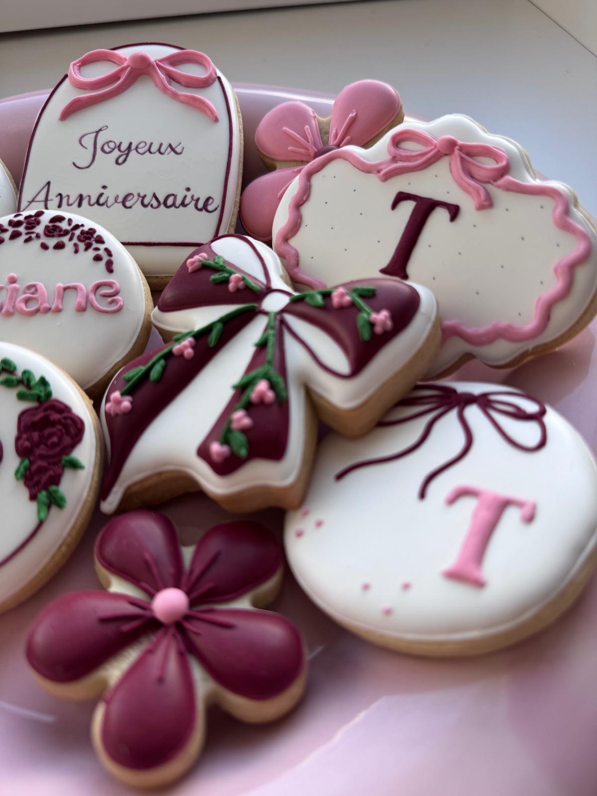 Biscuits fleurs bordeaux, nœud rubané et médaillon Joyeux Anniversaire au prénom Tatiane
