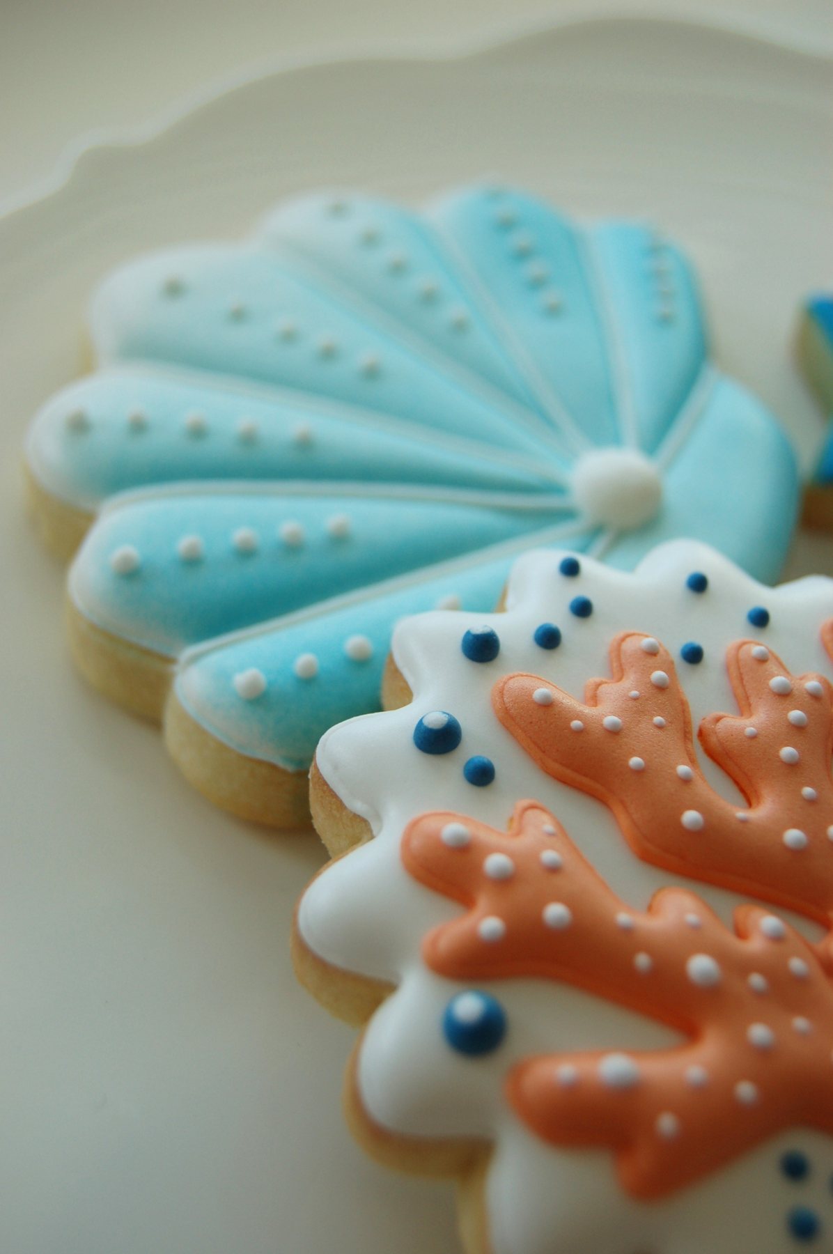 Biscuit coquillage bleu pâle et biscuit corail orange sur le thème de la mer