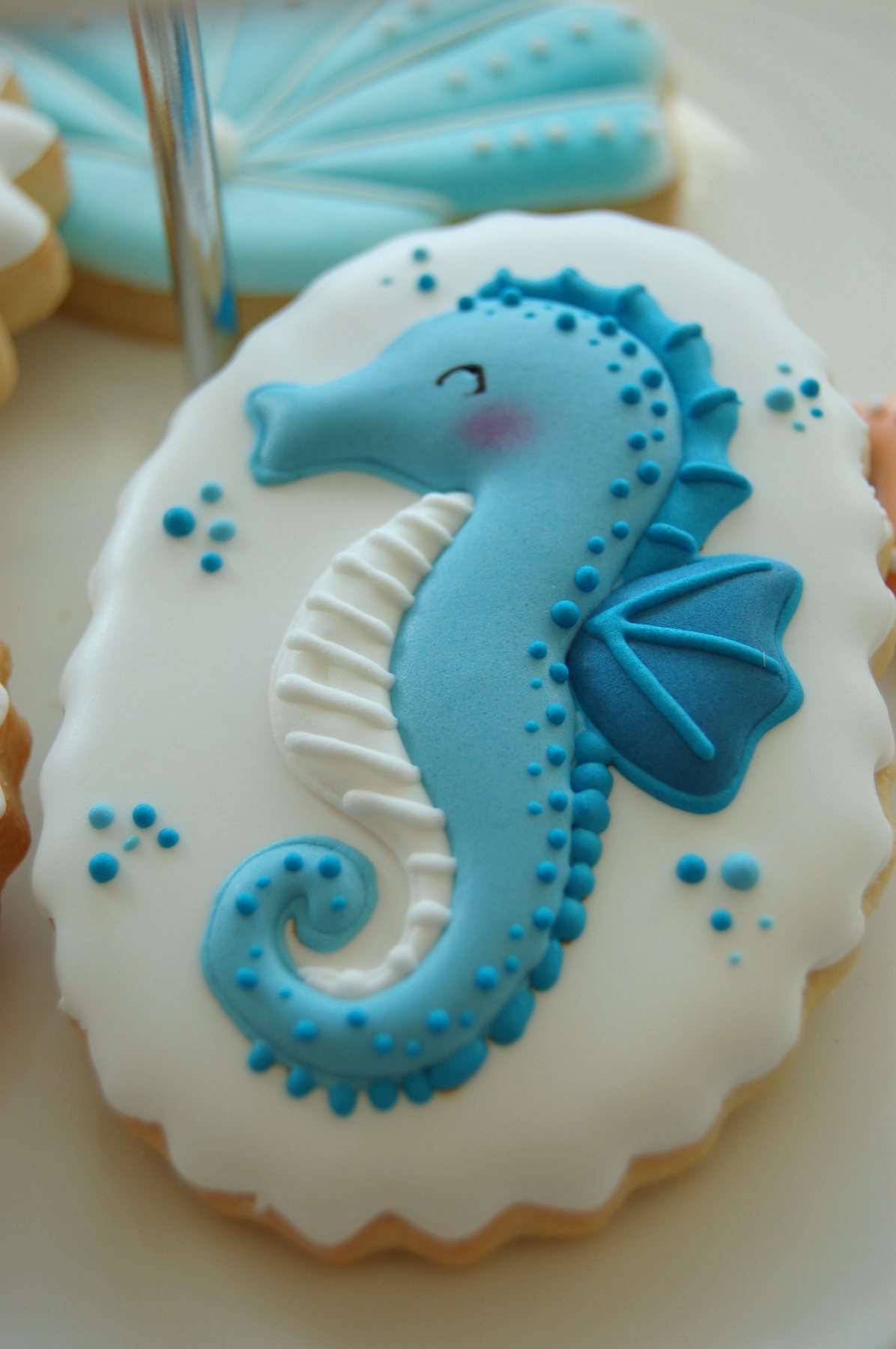 Biscuit hippocampe bleu finement pointillé au glaçage