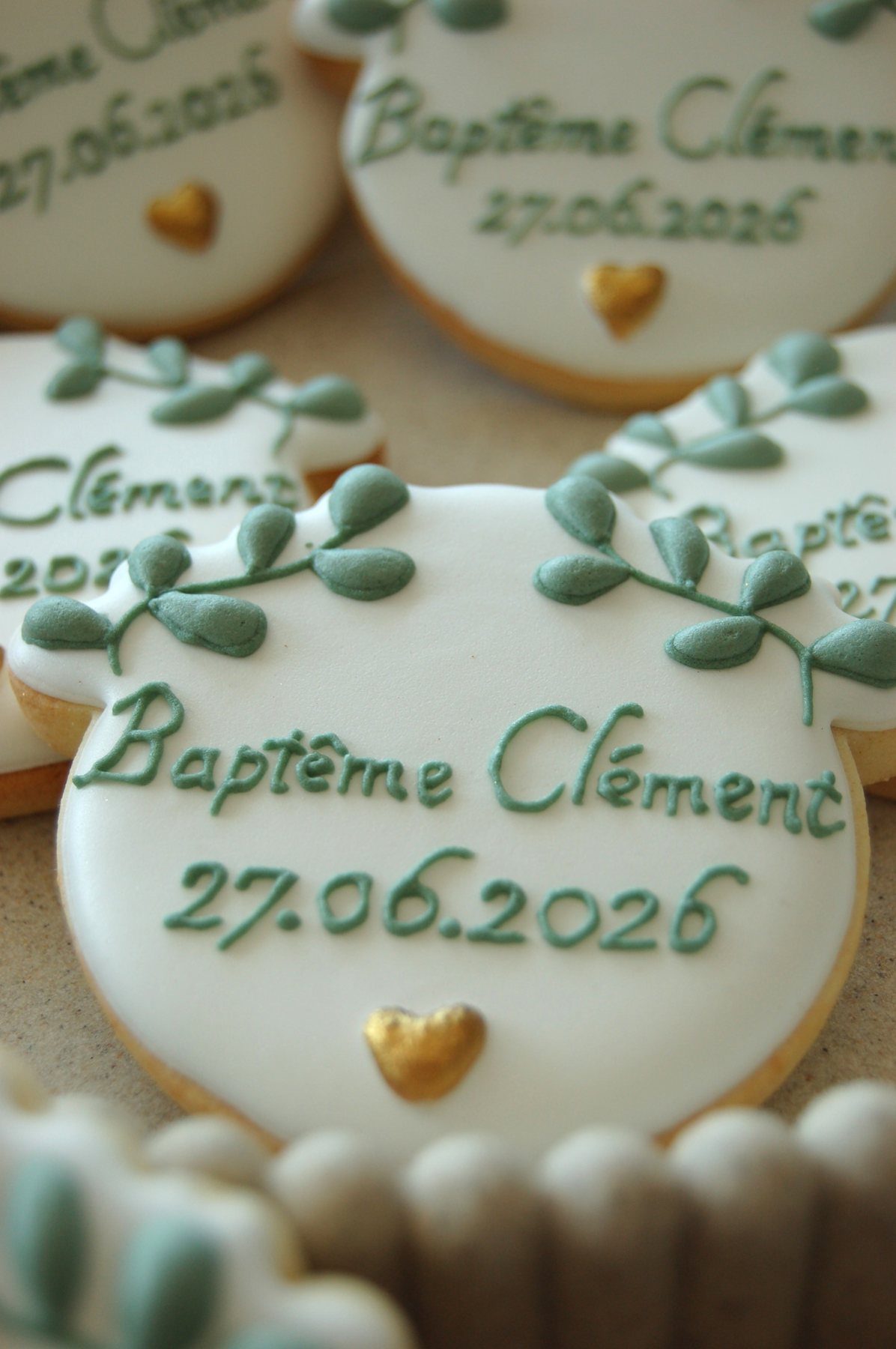 Biscuit de baptême personnalisé au prénom Clément et à la date de la cérémonie, décor eucalyptus