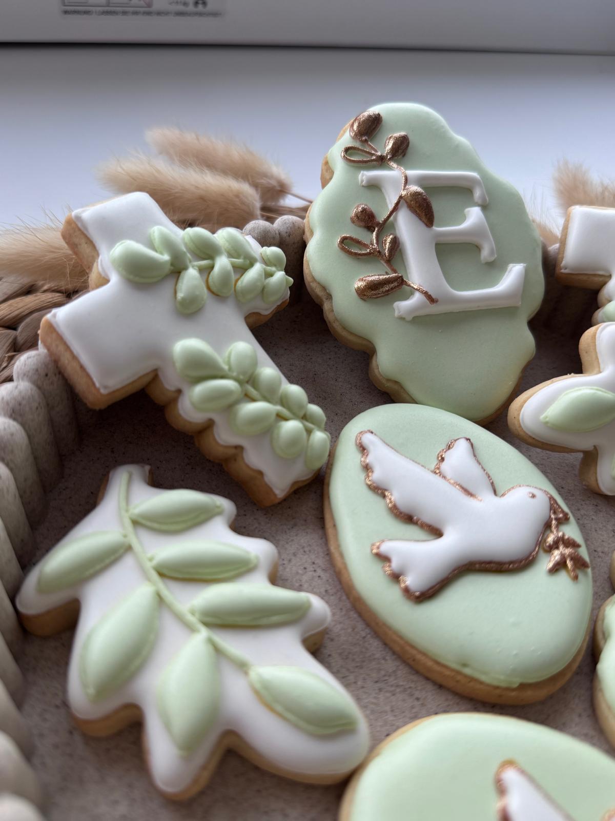 Biscuits de baptême en forme de croix, de feuille d'olivier et de colombe, glaçage sauge et blanc