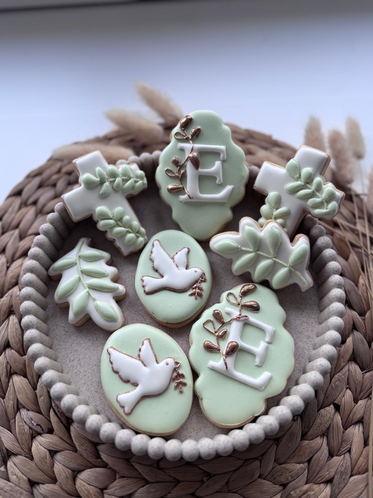 Composition de biscuits de baptême vert sauge et blanc : colombe, monogramme E et branches d'olivier