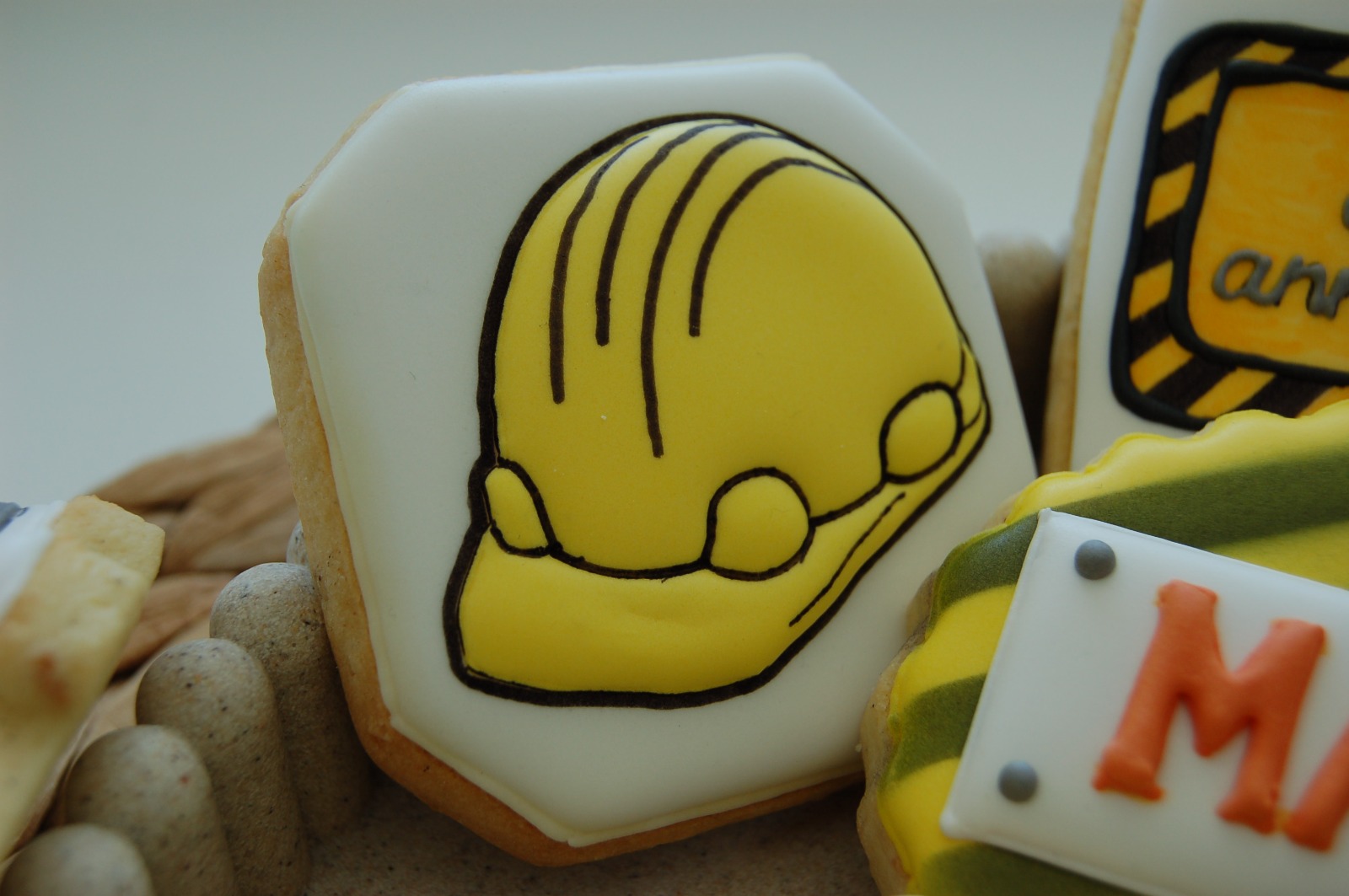 Biscuit casque de chantier jaune et panneau de signalisation en glaçage