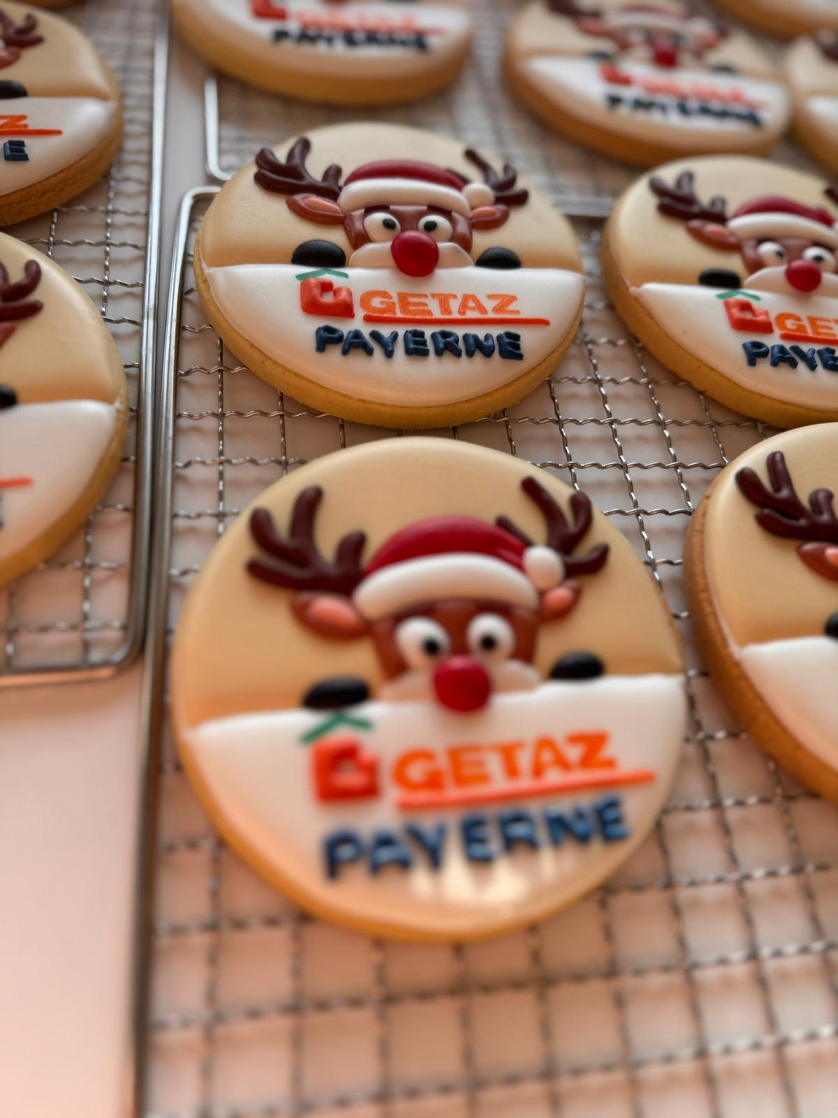 Biscuits de fin d'année au logo Gétaz Payerne, accompagnés de biscuits renne au nez rouge