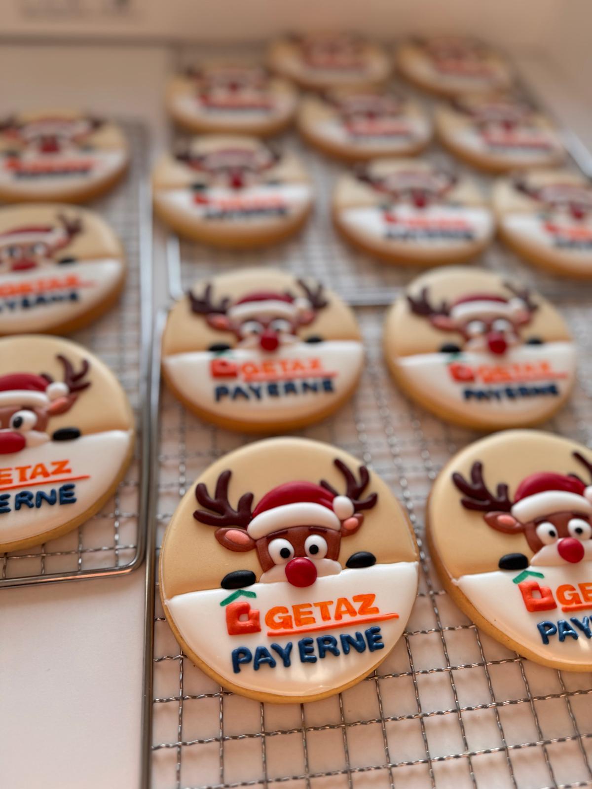 Biscuits ronds au logo d'entreprise et biscuits renne pour une opération de Noël