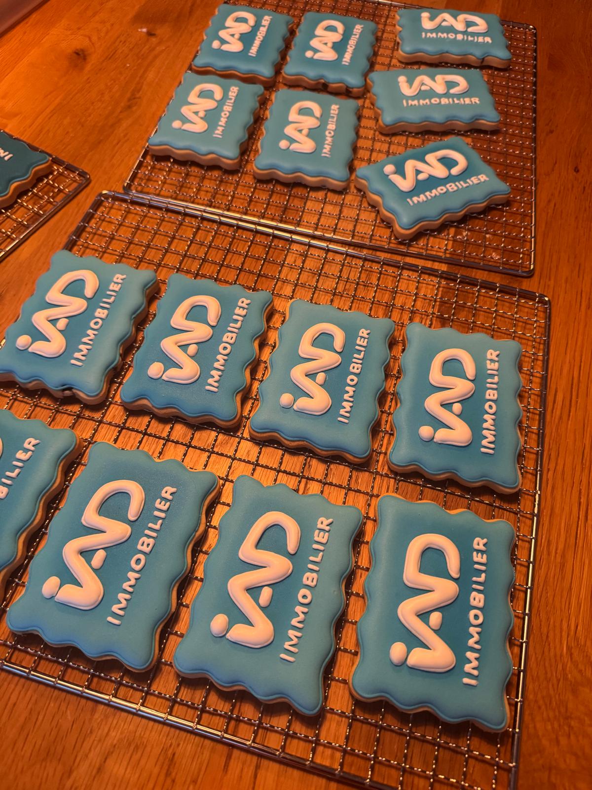 Série de biscuits au logo d'entreprise, décorés un à un à la main