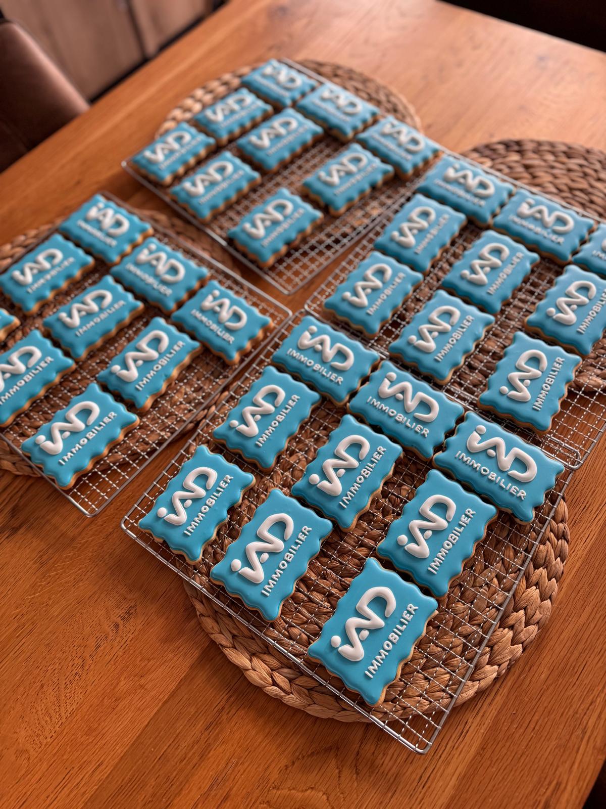 Biscuits d'entreprise au logo iAD Immobilier, alignés sur une grille de refroidissement