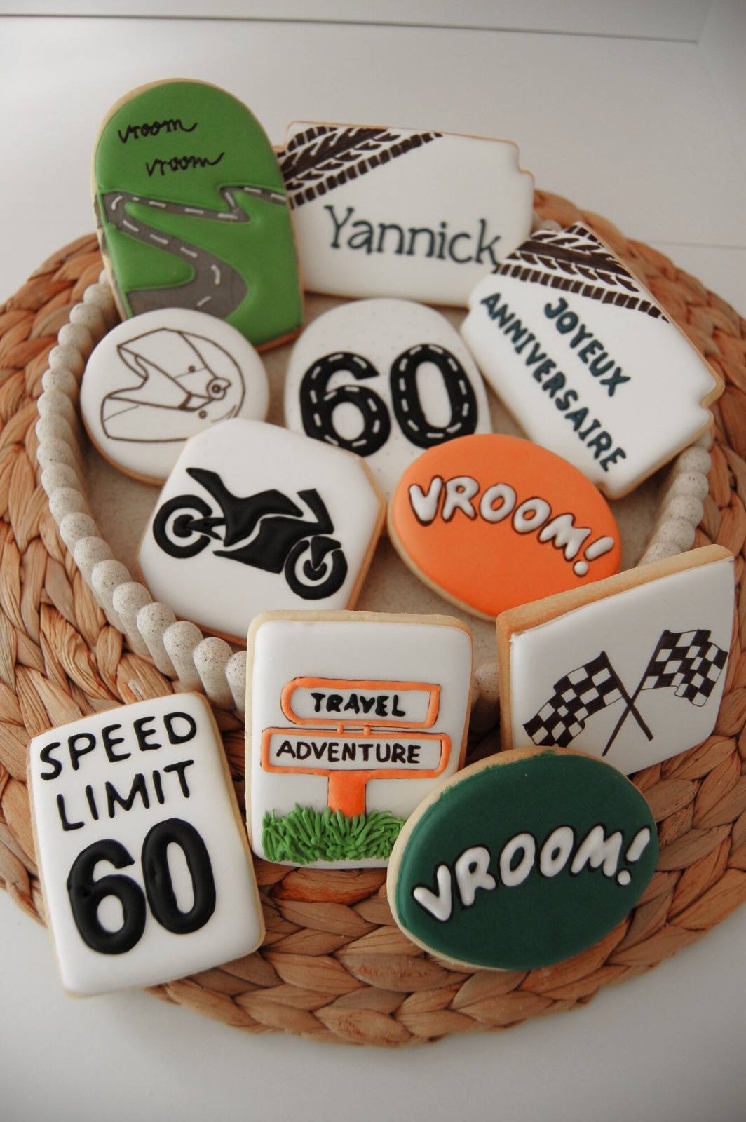 Assortiment de biscuits sur le thème de la moto : chiffre 60, drapeaux à damier, panneau Speed Limit et prénom Yannick