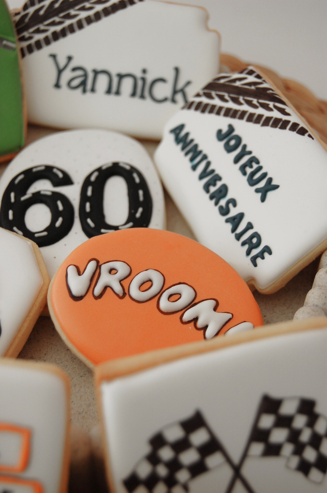 Biscuits Joyeux Anniversaire, chiffre 60 et bulle orange Vroom sur le thème de la moto