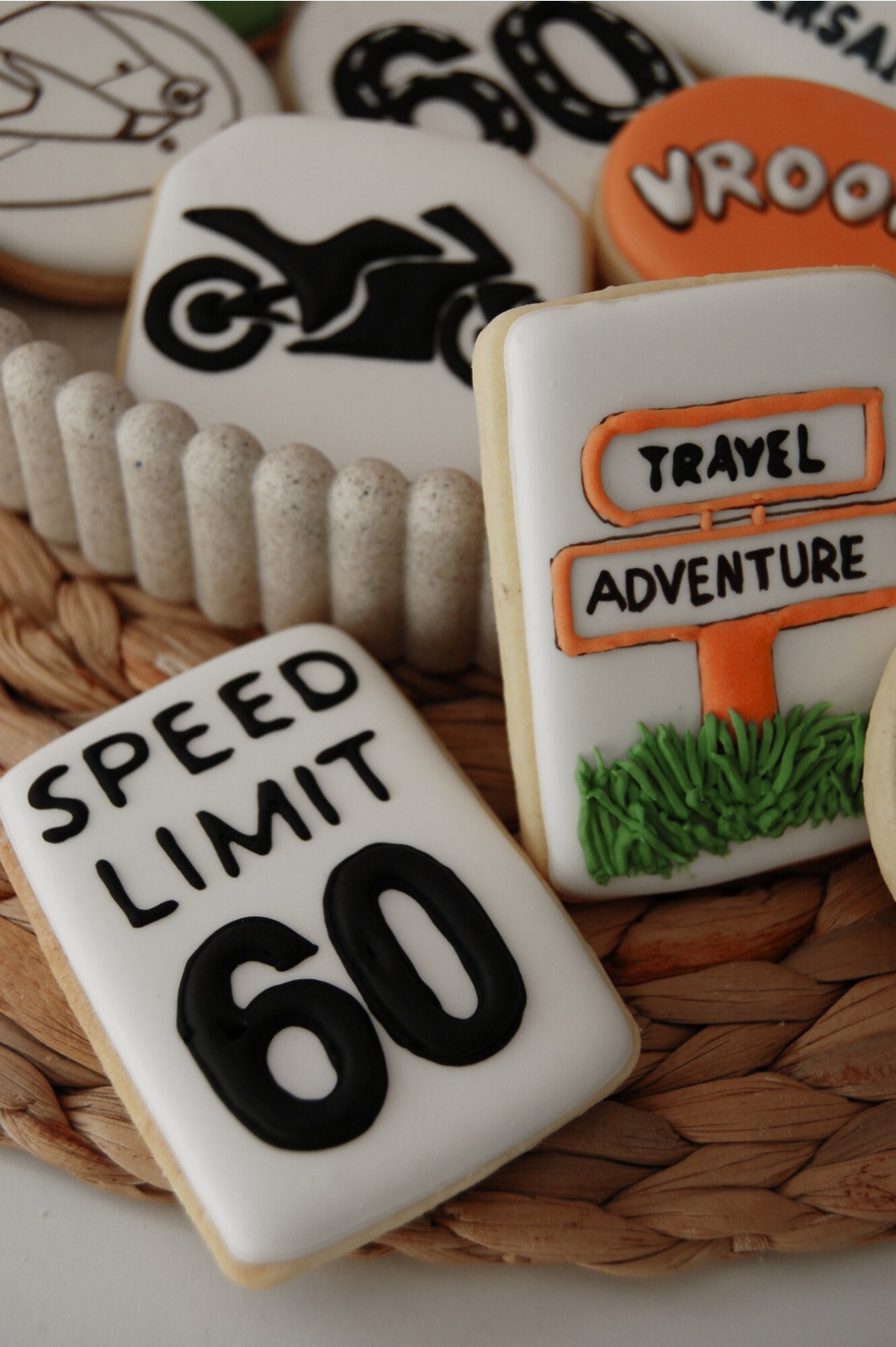 Biscuits panneaux Speed Limit 60 et Travel Adventure décorés au glaçage