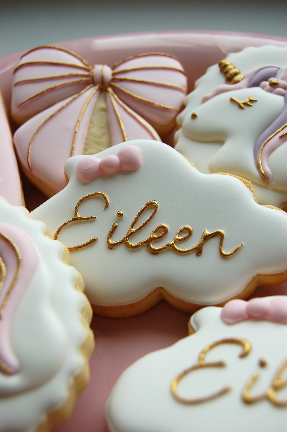 Biscuits nuages personnalisés au prénom Eileen, avec nœud rose et lettrage doré